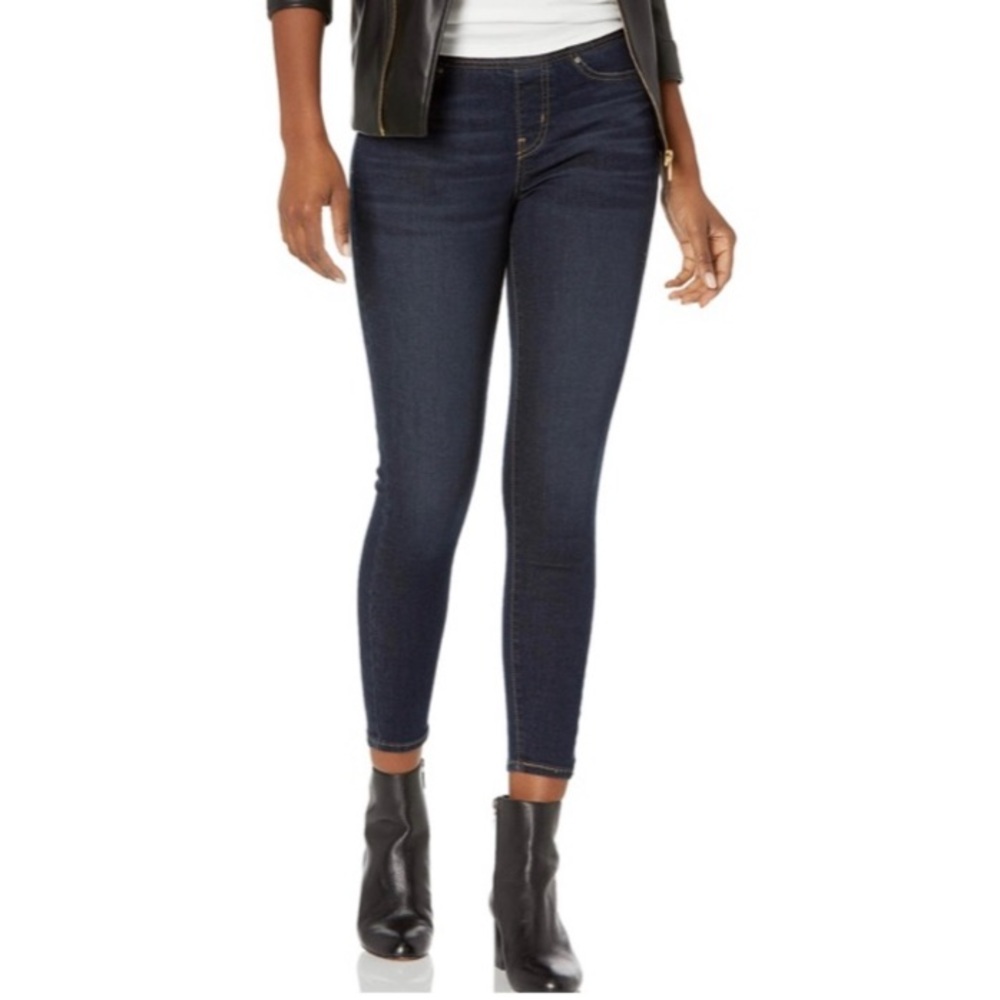 Signature by Levi Strauss Women’s Totally Shaping Pull-on Skinny Blue Jeans